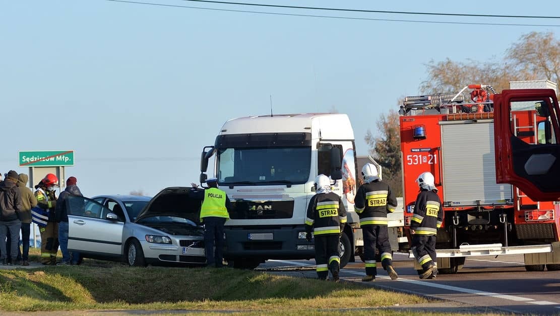 Kolizja na wjeździe do Sędziszowa Małopolskiego. Osobowe volvo zderzyło się z ciężarówką