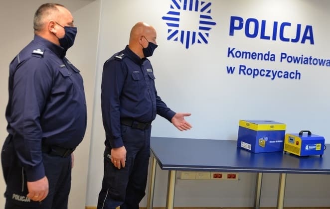 Policjanci dostali ozonator. Będą odkażać radiowozy i pomieszczenia
