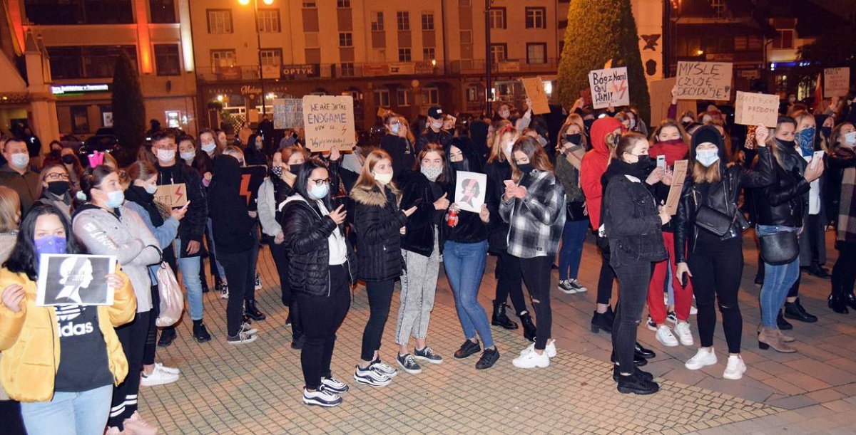 Kobiety po jednej stronie ulicy, kontrmanifestanci po drugiej. Protest w Ropczycach - ZDJĘCIA