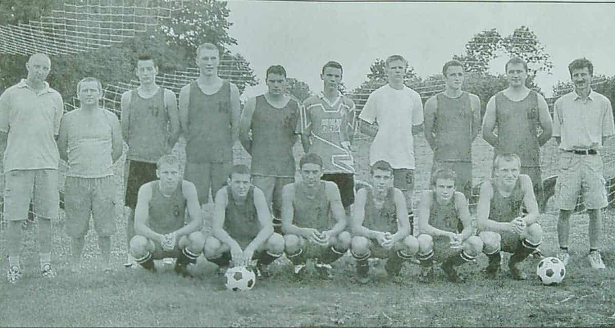 Przywieźli 50 wywrotek ziemi, strugali ławki, awansowali w pierwszym sezonie. Historia Sokoła Krzywa