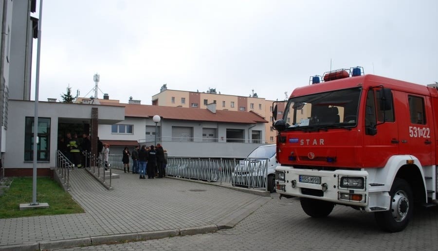 Ewakuacja komendy policji w Ropczycach