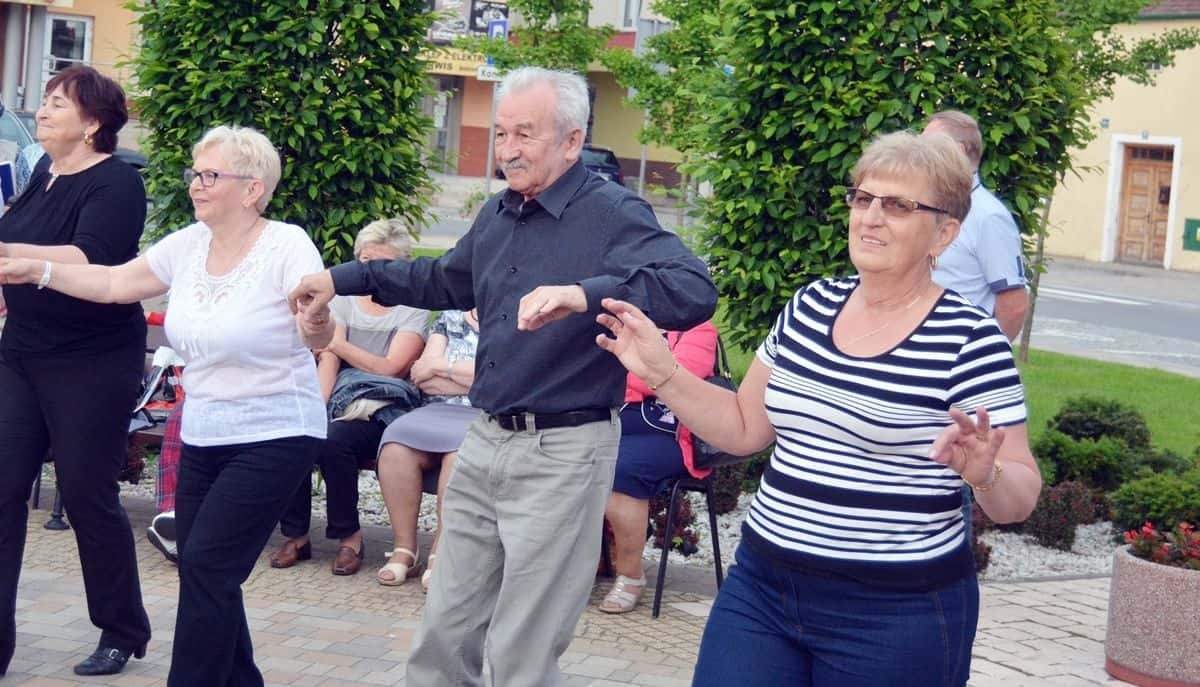 Potańcówka dla seniorów w Ropczycach - ZDJĘCIA