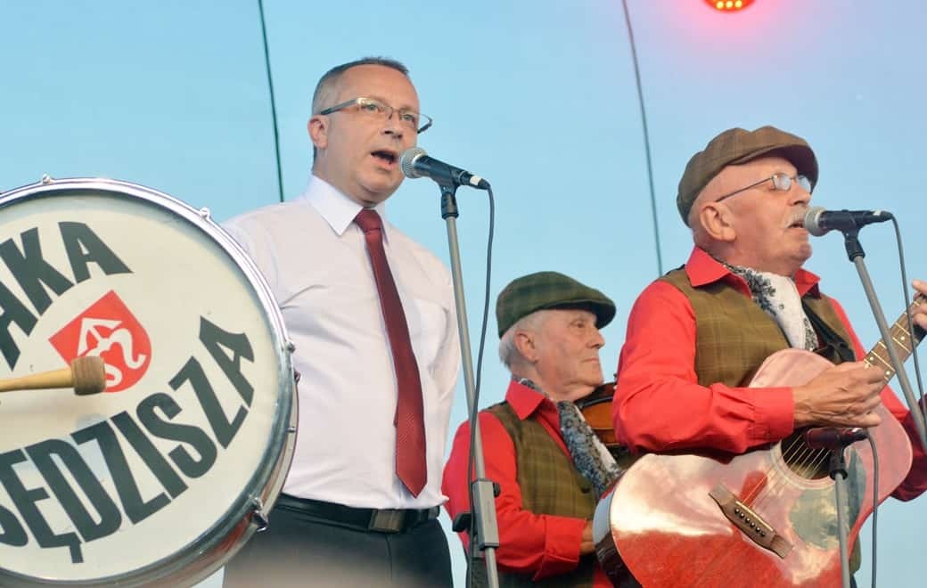 Burmistrz Sędziszowa śpiewa z kapelą 