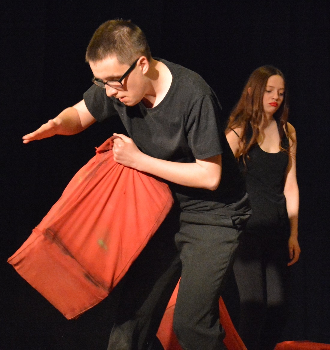 Spektakl „Mojość,Twojość,Nieswojość” w wykonaniu Teatru Sędziszek.- ZDJĘCIA
