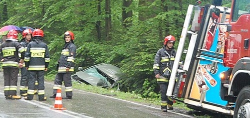 Troje rannych,  samochody w rowie