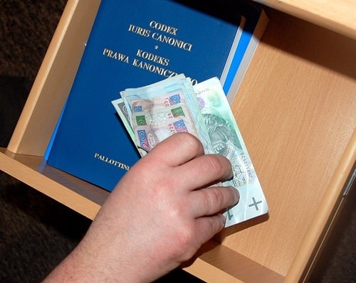 Plebanie  na celowniku  przestępców.  Skradziono 5 tys. zł