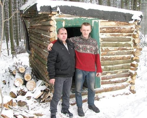 Środek zimy,  a on zamieszkał  w lesie