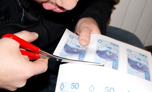 Za prosięta  płacili lewymi  50-złotówkami