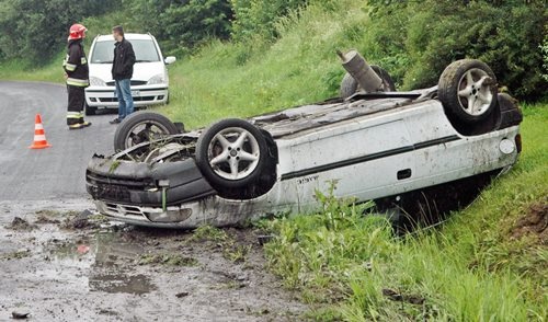 Dachowało auto  z trzema osobami - galeria ZDJĘĆ