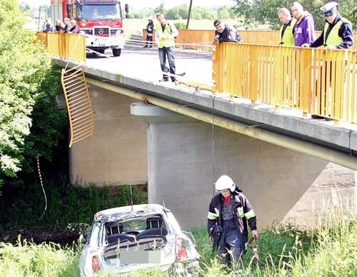 Auto skosiło barierki  i spadło z mostu - galeria ZDJĘĆ