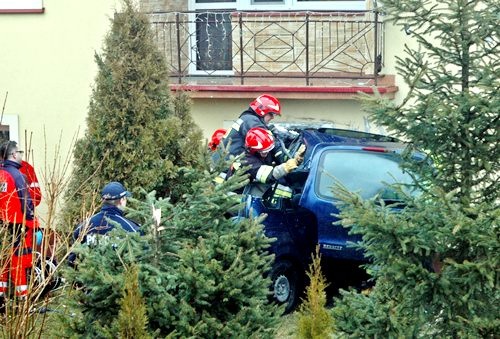 Wbił się autem w dom - galeria ZDJĘĆ