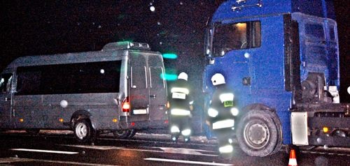 Ciężarówka zepchnęła busa, dwoje rannych