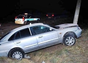 Mazda  na słupie, kobieta  w szpitalu