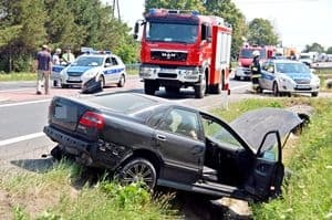 Cztery auta rozbite, droga zablokowana - galeria ZDJEĆ
