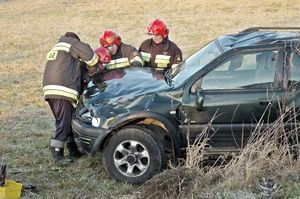 Kia w płot, opel w drzewo