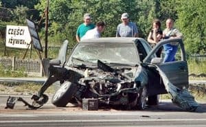 Kierowca cały, nissan na złom, dyrekcja każe czekać na autostradę - galeria ZDJĘĆ