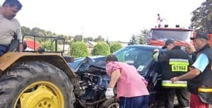 Auto w drzewo, są ranni
