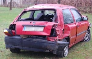 Auto dachowało, dziewczyna wypadła