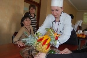 Rzeźbili w owocach - galeria ZDJĘĆ