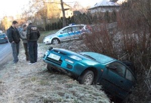 Dwa auta zderzyły się  na zakręcie