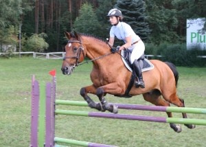 Siostry Asia i Ola Cebulak z Wiercan wygrały na zawodach w skokach konnych w Zabajce -  galeria ZDJĘĆ