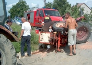 Auto przełamało  traktor na pół