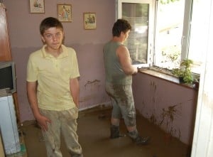 Chłopcy przetrwali powódź na szafie