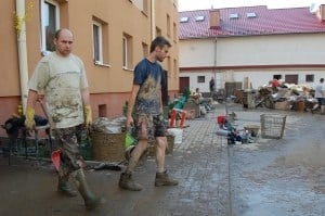 Usuwanie skutków powodzi - centrum Ropczyc - galeria ZDJĘĆ