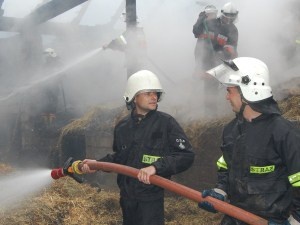Prawdopodobnie w stodołę uderzył piorun - galeria ZDJĘĆ i relacja VIDEO