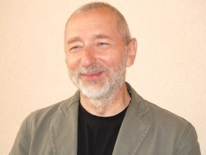 ...A raz muzyk uciekł  z pracy przez płot