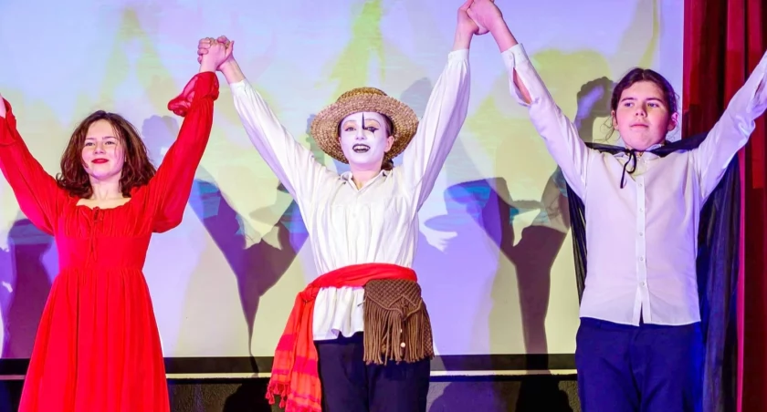 Premiera sztuki w wykonaniu młodzieżowego Teatru O Kant Sceny Potłuc na urodziny mistrza Kantora. Czy były oklaski? 