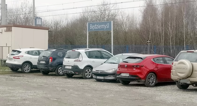 Auta stały w pokrzywach przy stacji PKP ale z tym koniec. W Będziemyślu będzie parking za milion złotych