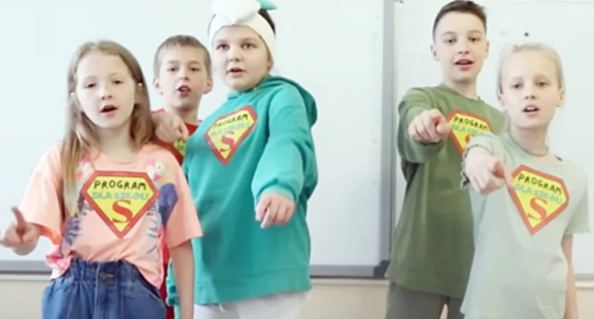 Dzieci ze Skrzyszowa  śpiewają o owocach. Od Ciebie zależy, czy wygrają w konkursie