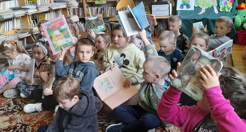 Książki są fajne. Przedszkolaki w Wielopolu korzystają z Tygodnia Bibliotek