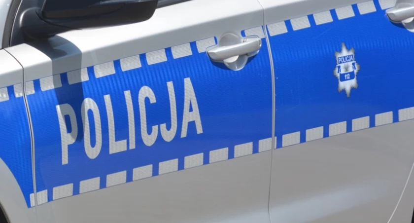 Ciągnął za sobą znak drogowy. Policja zatrzymała nietrzeźwego kierowcę w Olchowej