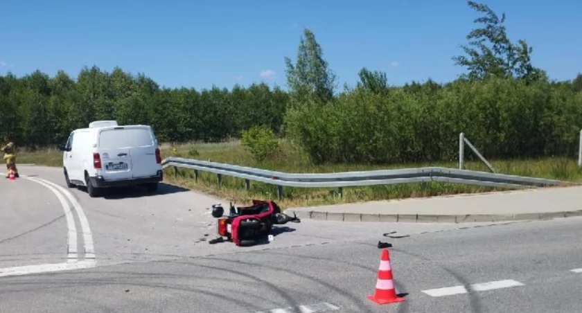 W Czarnej Sędziszowskiej auto zderzyło się z motorowerem. Co ustalili policjanci?