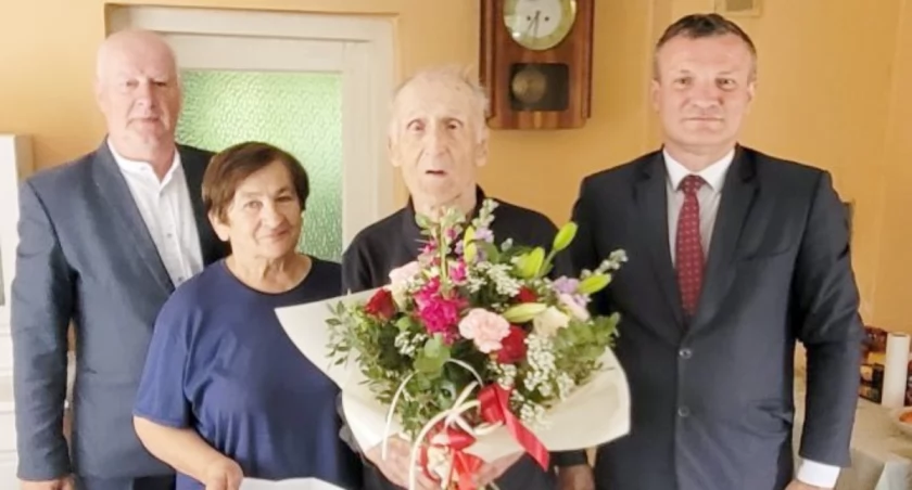 Wójt Ryszard Filipek z życzeniami z okazji 100 urodzin Edwarda Migały, mieszkańca Bystrzycy