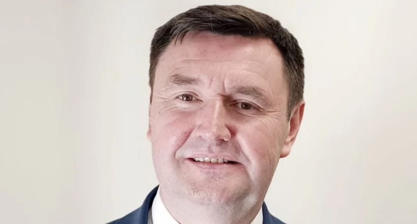 Nowy starosta powiatu Ropczycko-Sędziszowswkiego Piotr Kapusta - opowiada o planach, wyzwaniach, doświadczeniach z wojska i rodzinie. 