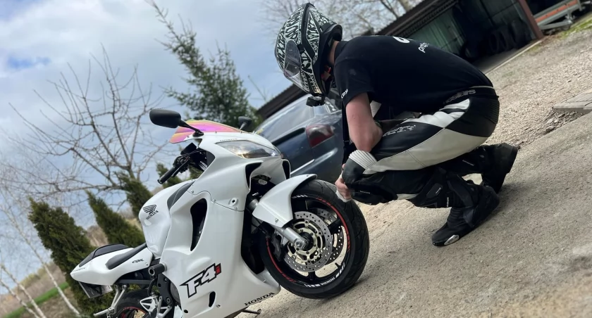Wiadomo kim jest motocyklista, który zginął w piątek w Ropczycach po zderzeniu z golfem