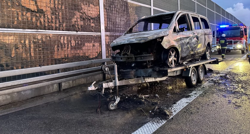 Pożar na autostradzie A4 koło Ostrowa. Palił się mercedes przewożony na lawecie