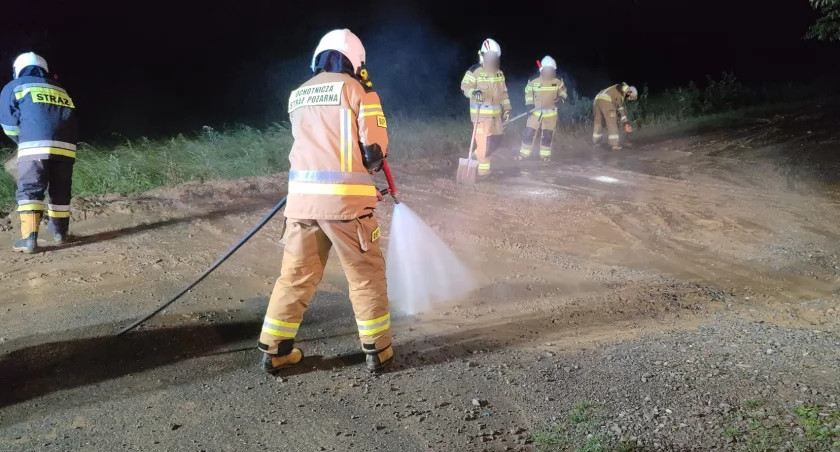 Po burzy strażacy usunęli błoto i kamienie z drogi w Nawsiu