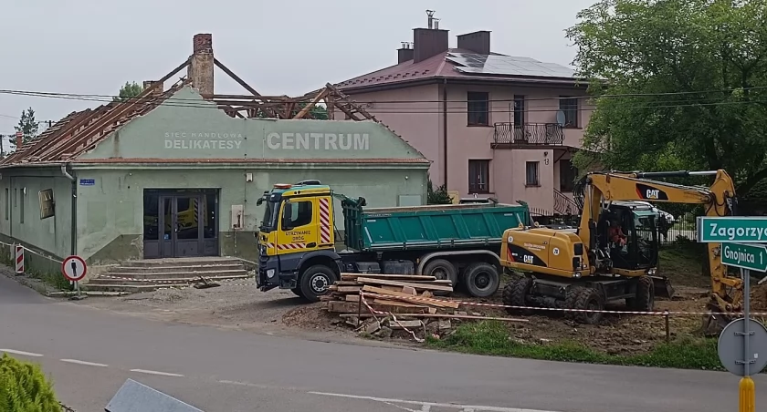 Demolka w Górze Ropczyckiej, wyburzają dom i sklep