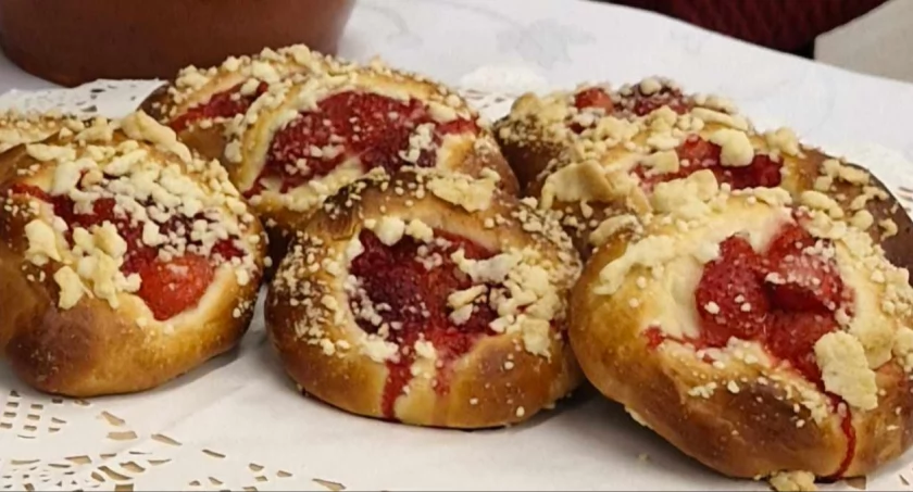 Drożdżówki z truskawkami, wykorzystaj ostatnie świeże owoce