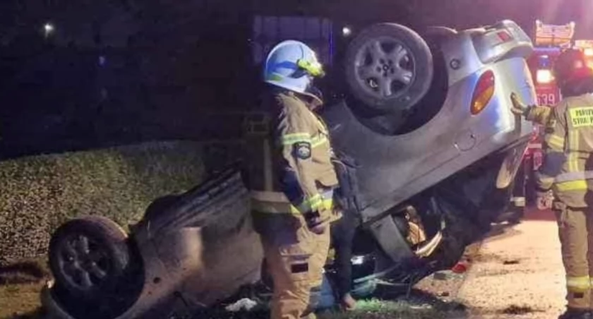 W nocy w Sędziszowie auto wypadło z drogi i dachowało 