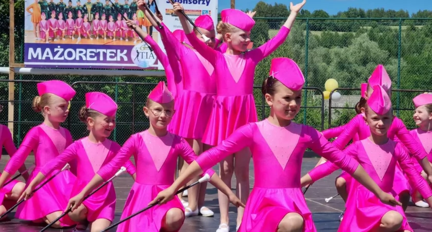 Mażoretki TIA z Brzezin mają już 10 lat. Był tort, parada i turniej