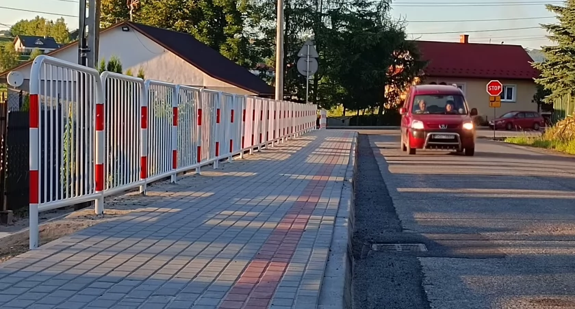 Chodnik koło szkoły w Niedźwiadzie już po odbiorach technicznych