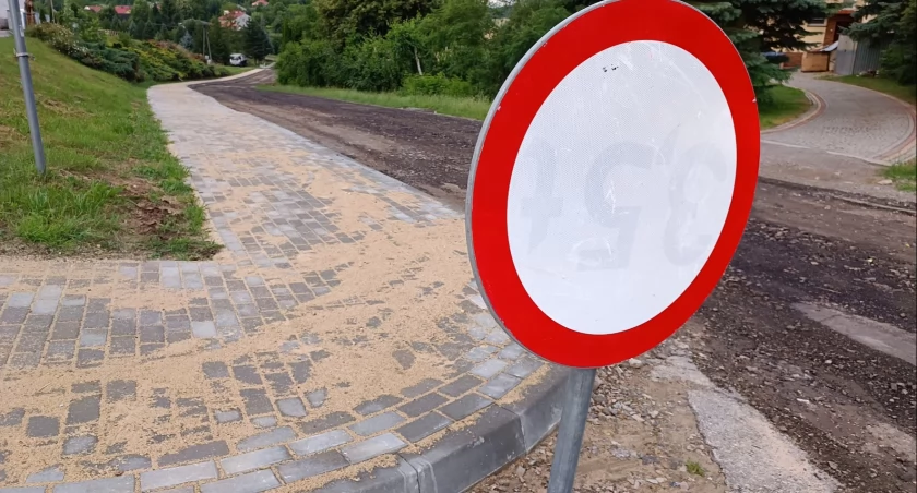 Remont drogi na stadion w Olchowej. Chodnik częściowo gotowy, droga zablokowana