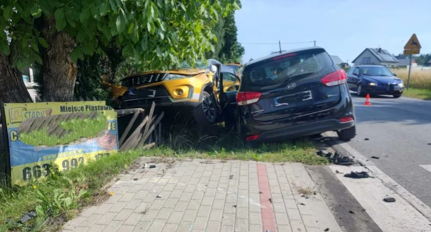 Suzuki i kia zderzyły się na drodze wojewódzkiej w Krzywej