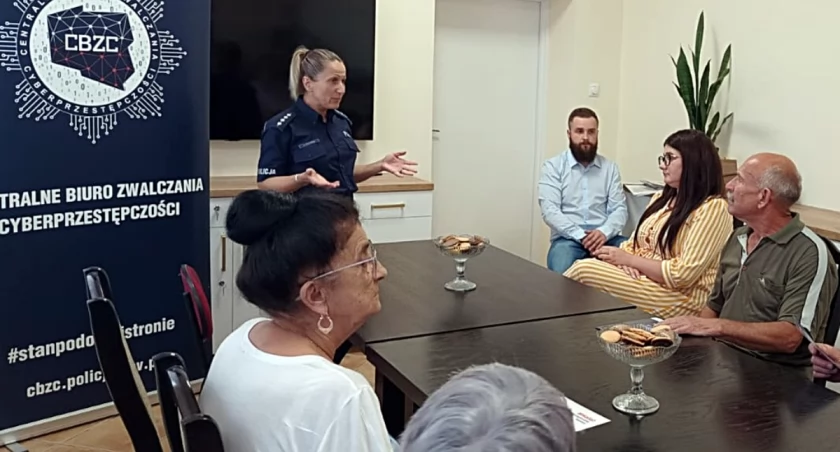 W Ociece policjanci spotkali się z mieszkańcami. Mówili, jak unikać zagrożeń