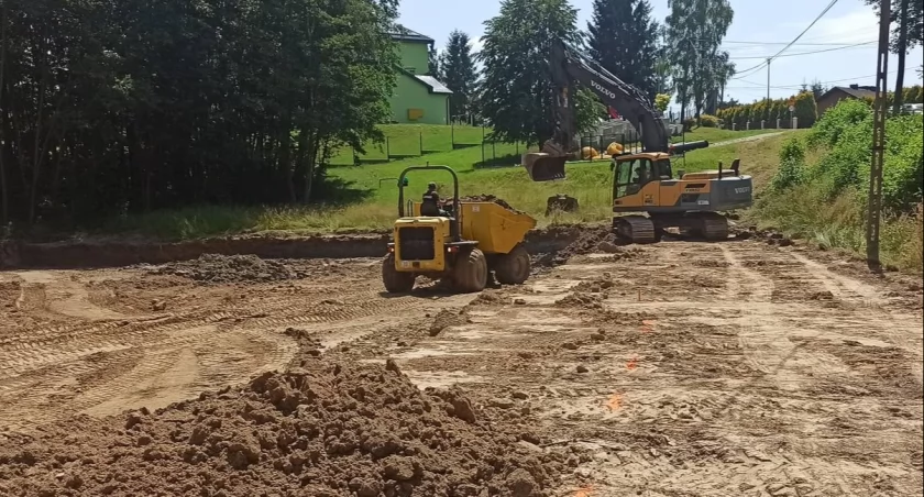 Ruszyła budowa boiska w Broniszowie